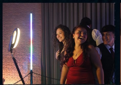 Convidados sorrindo perto da iluminação de LED