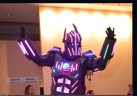 Performer com fantasia de robô de LED