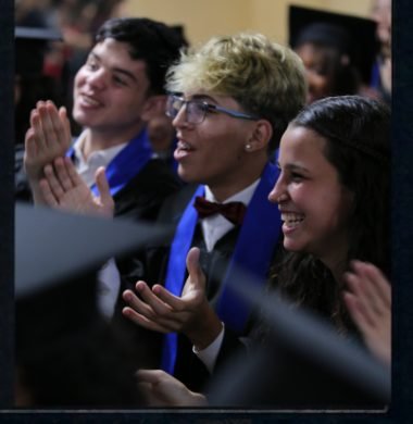 Estudantes do 9º ano comemorando